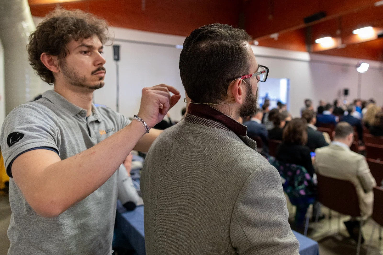Massimiliano Böhm si prepara a salire sul palco, mentre viene sistemato il microfono
