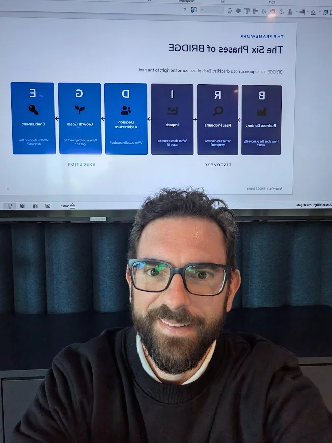 Massimiliano Böhm davanti alla presentazione delle sei fasi BRIDGE