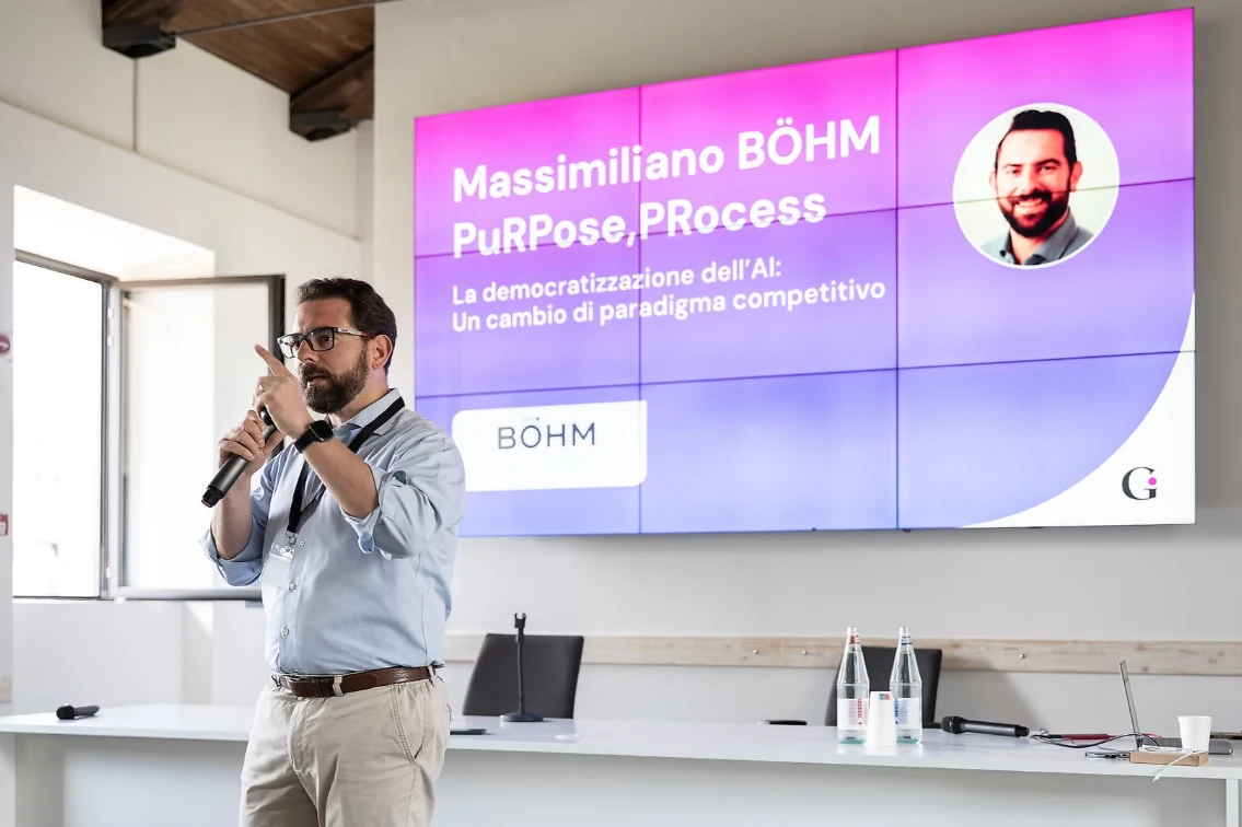 Massimiliano Böhm durante un intervento sull’intelligenza artificiale