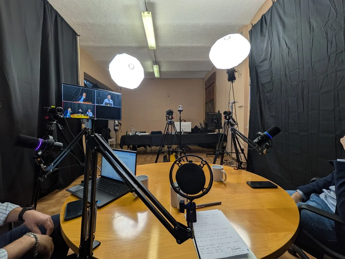 Il tavolo e i microfoni durante una registrazione in studio