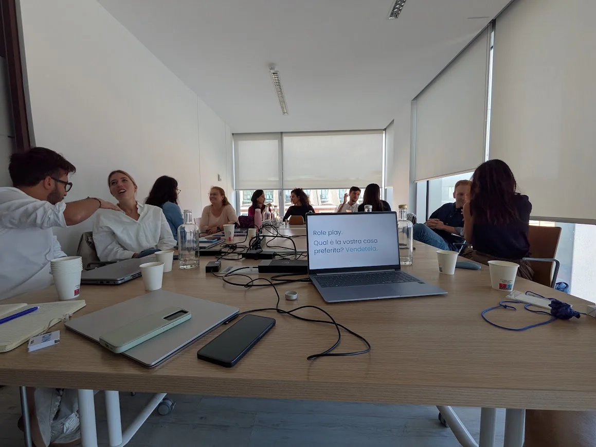 Un gruppo al lavoro durante un’esercitazione di vendita: sul portatile le istruzioni per il role play